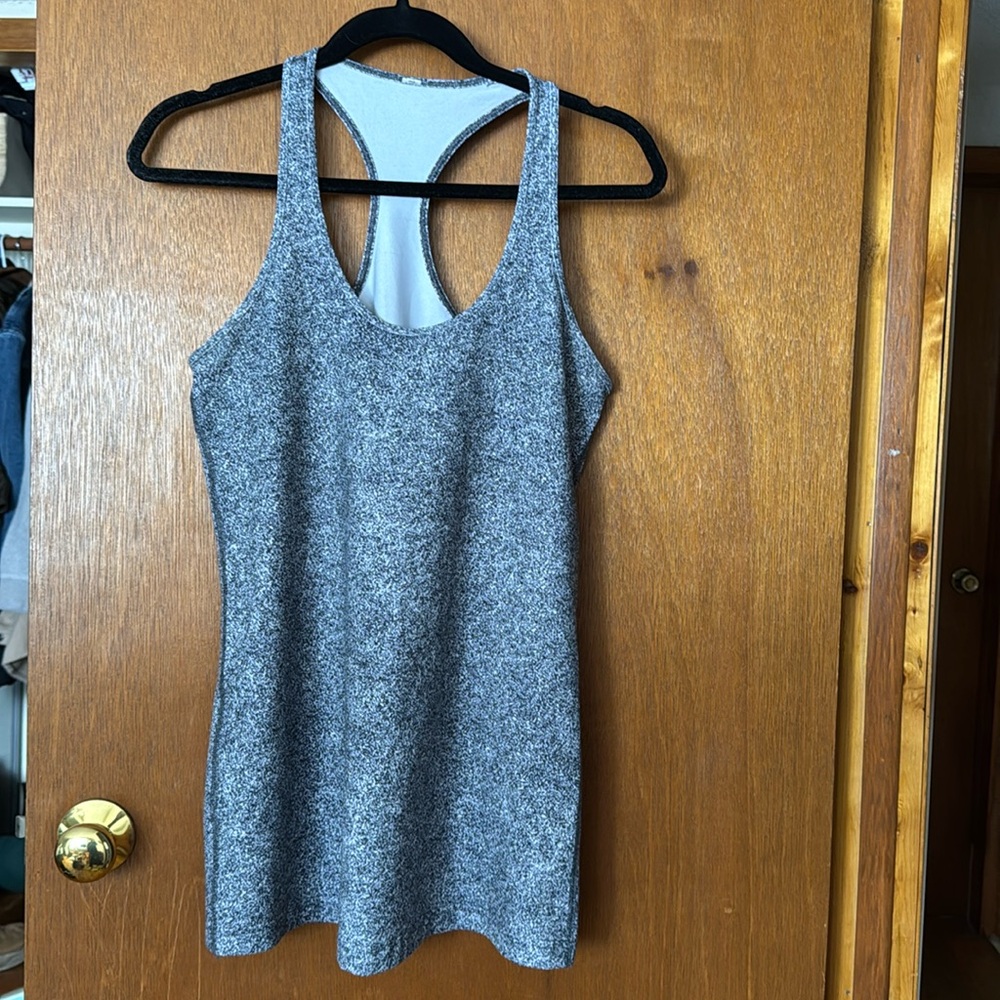 Lululemon racer back rank top grey static size large

Active wear